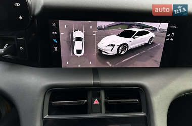 Седан Porsche Taycan 2021 в 