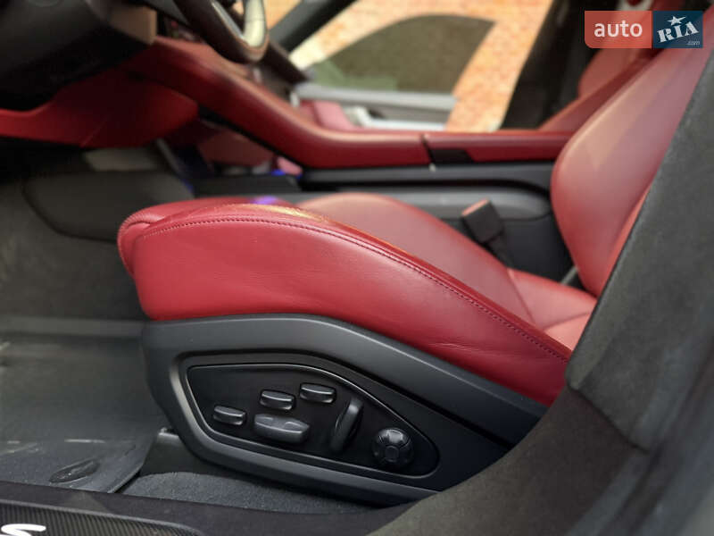 Седан Porsche Taycan 2022 в Львове