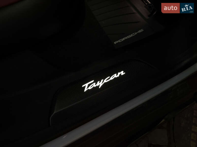 Седан Porsche Taycan 2022 в Львове