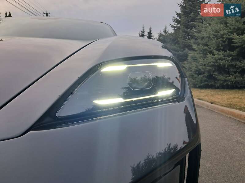 Седан Porsche Taycan 2024 в Киеве