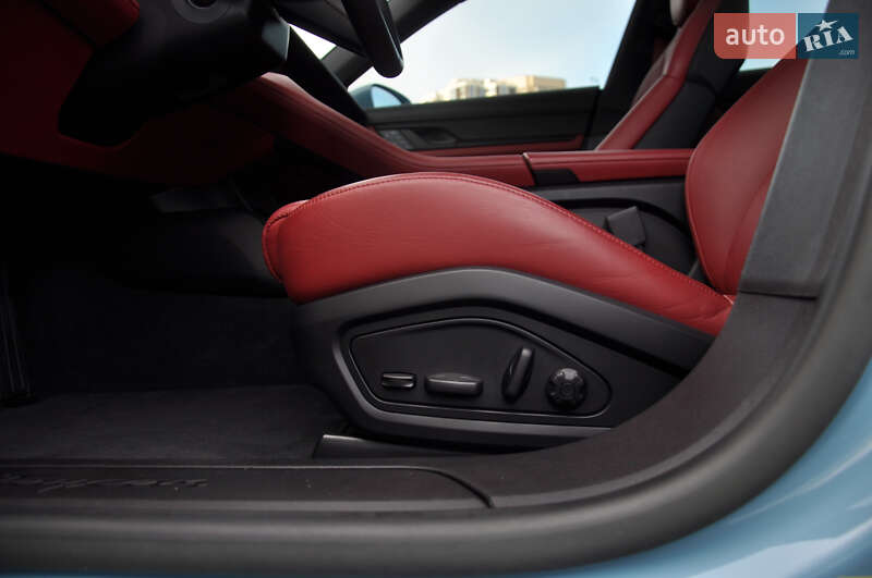 Седан Porsche Taycan 2022 в Киеве