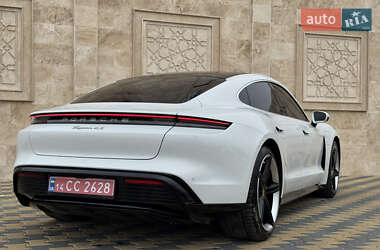 Седан Porsche Taycan 2020 в 