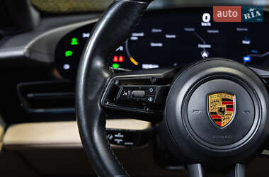 Седан Porsche Taycan 2021 в 