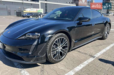 Седан Porsche Taycan 2021 в 