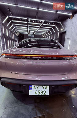 Седан Porsche Taycan 2021 в 