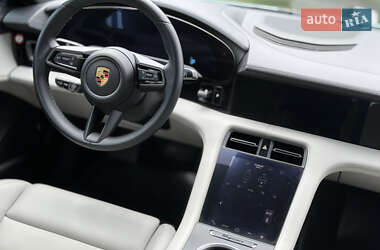 Седан Porsche Taycan 2021 в 