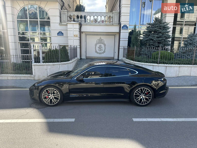 Седан Porsche Taycan 2022 в 
