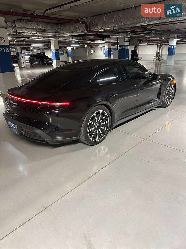 Седан Porsche Taycan 2021 в 