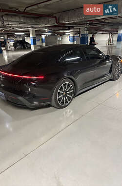 Седан Porsche Taycan 2021 в 