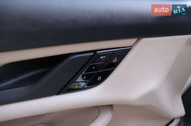 Седан Porsche Taycan 2021 в 