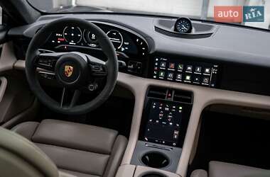 Седан Porsche Taycan 2021 в 
