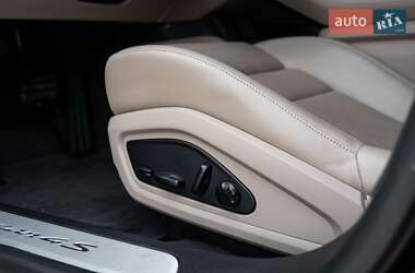 Седан Porsche Taycan 2021 в 