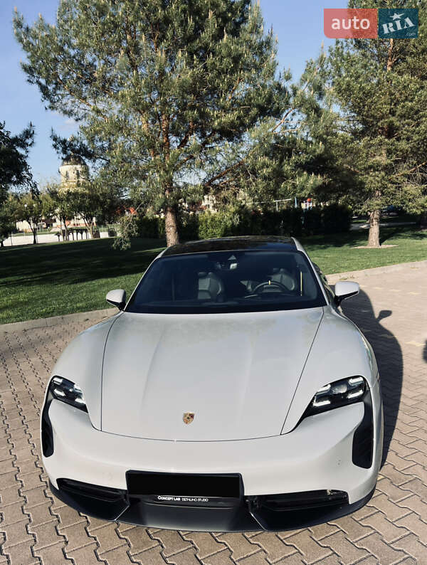 Седан Porsche Taycan 2020 в Киеве