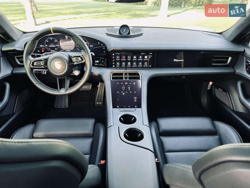 Седан Porsche Taycan 2020 в Киеве