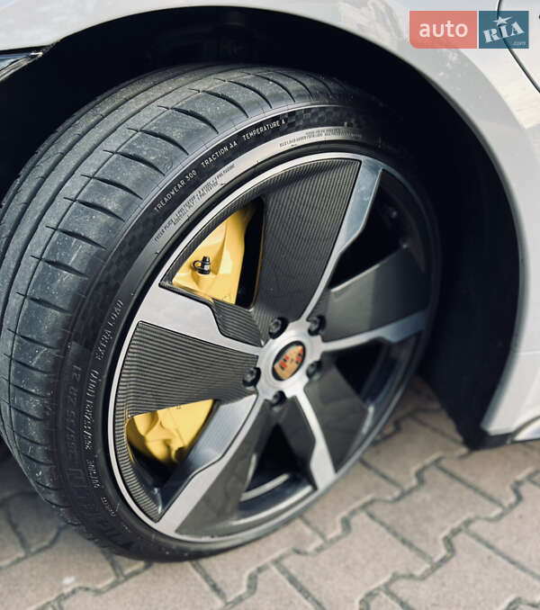 Седан Porsche Taycan 2020 в Киеве