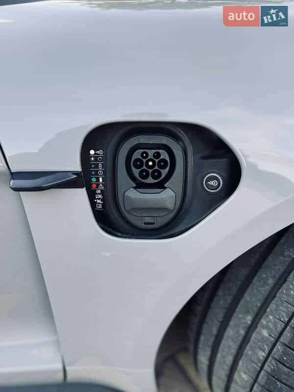 Седан Porsche Taycan 2020 в Киеве