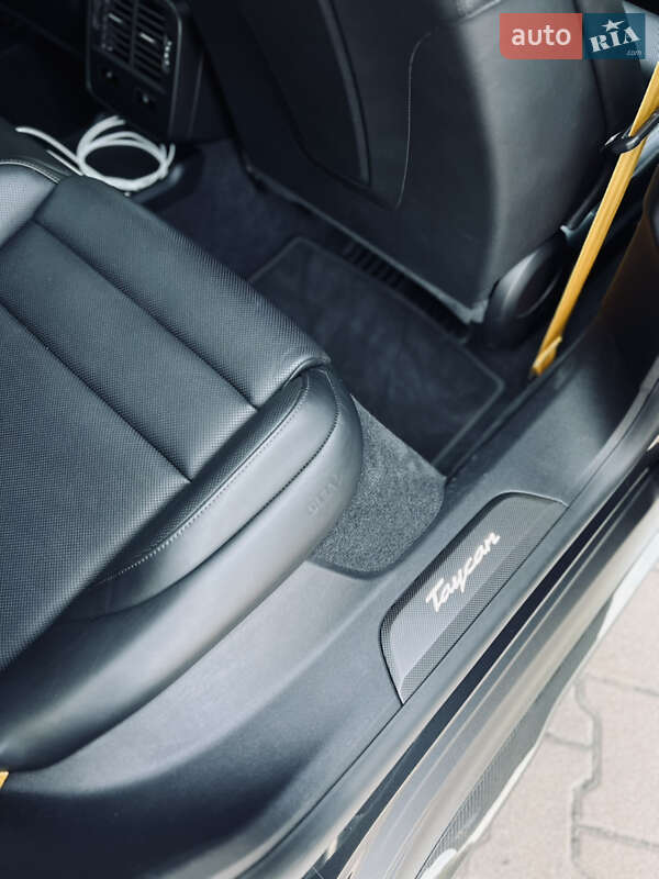 Седан Porsche Taycan 2020 в Киеве