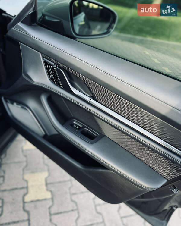 Седан Porsche Taycan 2020 в Киеве