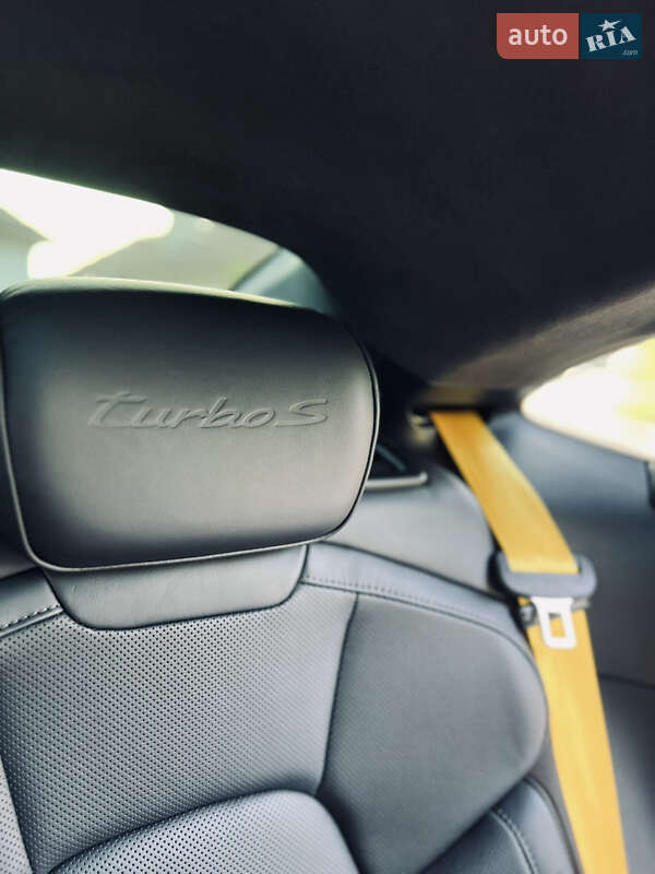 Седан Porsche Taycan 2020 в Киеве