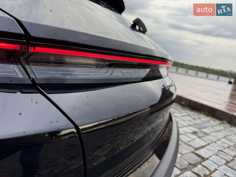 Седан Porsche Taycan 2022 в Киеве
