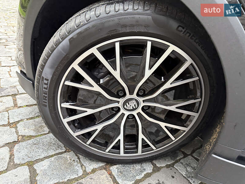 Седан Porsche Taycan 2022 в Киеве