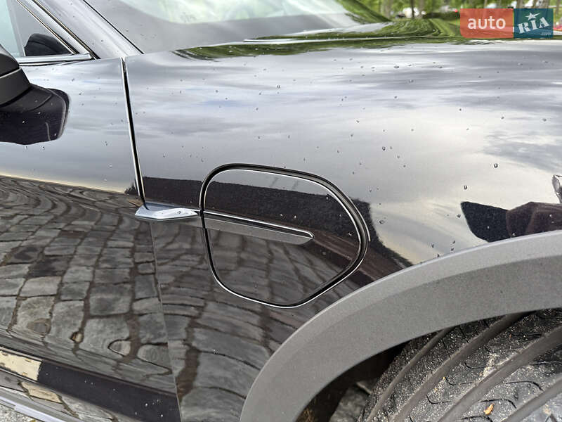Седан Porsche Taycan 2022 в Киеве