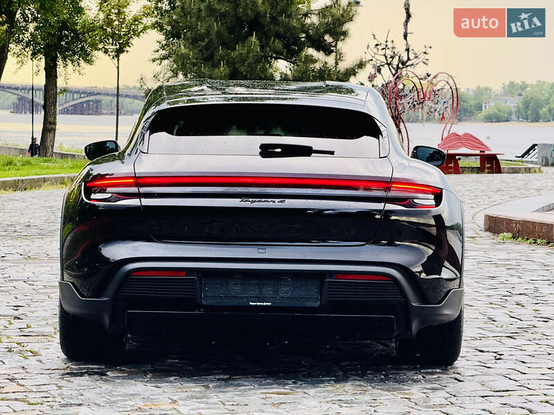 Седан Porsche Taycan 2022 в Киеве