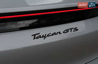 Седан Porsche Taycan 2023 в 