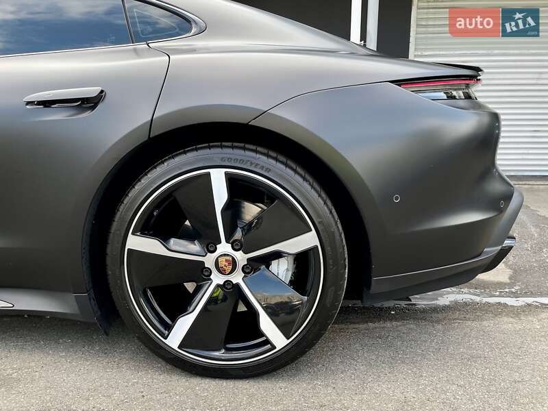 Седан Porsche Taycan 2020 в Киеве