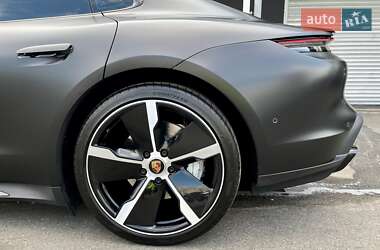Седан Porsche Taycan 2020 в 