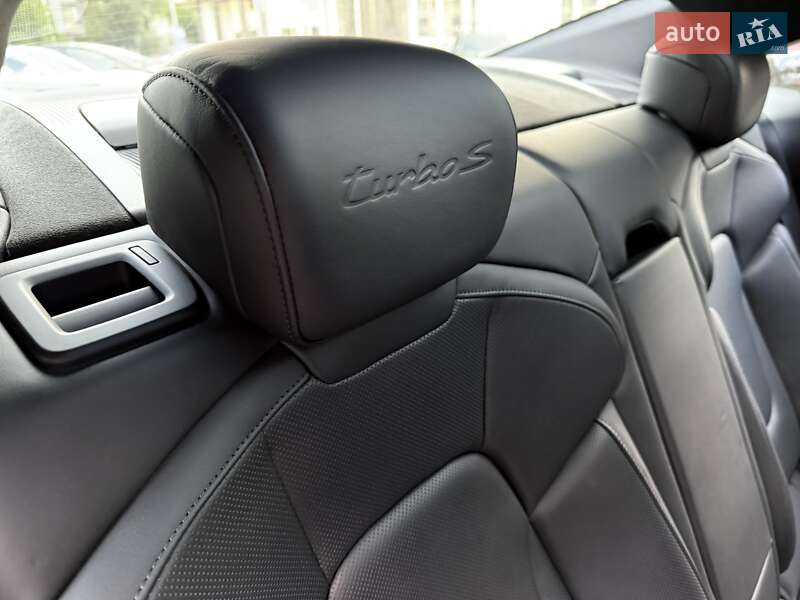 Седан Porsche Taycan 2019 в Киеве