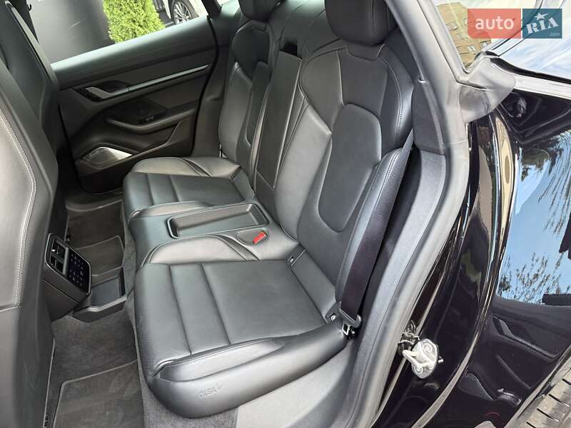 Седан Porsche Taycan 2019 в Киеве