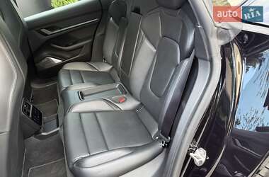 Седан Porsche Taycan 2019 в 