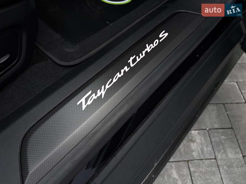 Седан Porsche Taycan 2019 в Киеве
