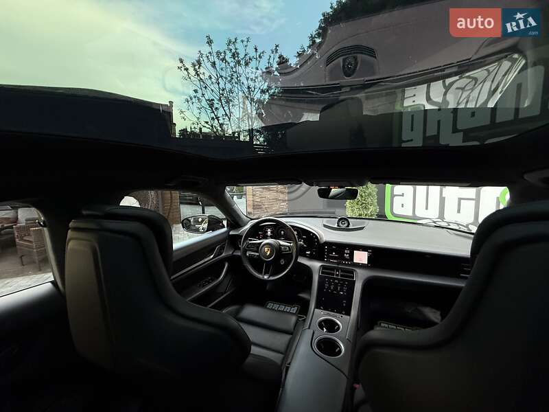 Седан Porsche Taycan 2019 в Киеве