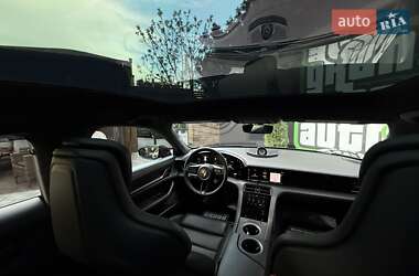 Седан Porsche Taycan 2019 в 