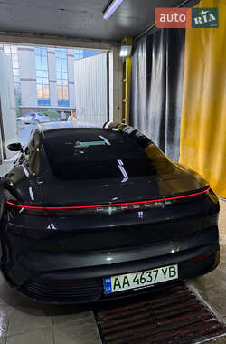 Седан Porsche Taycan 2021 в 