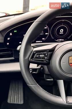 Седан Porsche Taycan 2021 в 