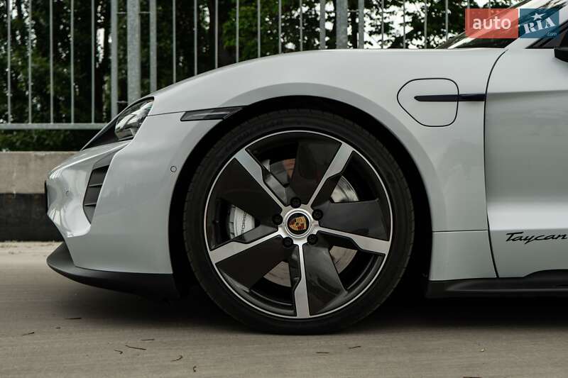 Седан Porsche Taycan 2021 в Києві