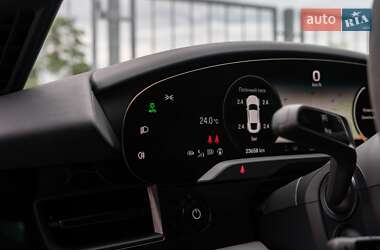 Седан Porsche Taycan 2021 в 