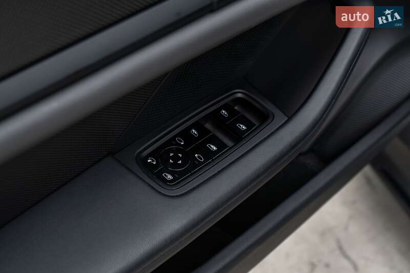 Седан Porsche Taycan 2021 в Києві