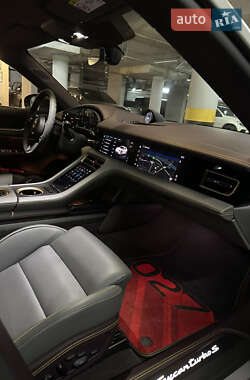Седан Porsche Taycan 2023 в 