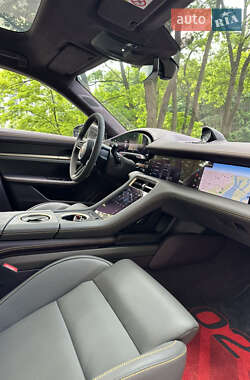 Седан Porsche Taycan 2023 в 
