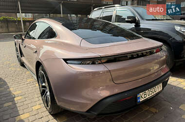 Седан Porsche Taycan 2021 в 