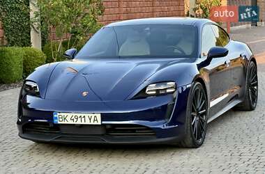 Седан Porsche Taycan 2021 в 