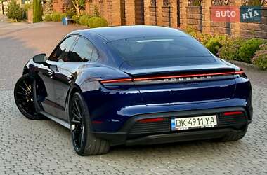 Седан Porsche Taycan 2021 в 