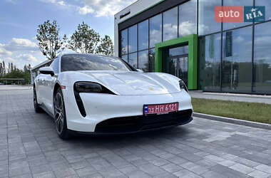 Седан Porsche Taycan 2021 в 
