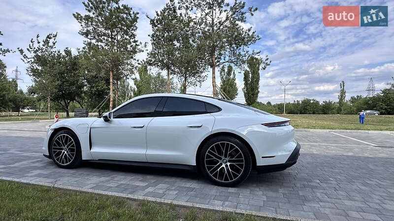 Седан Porsche Taycan 2021 в Києві