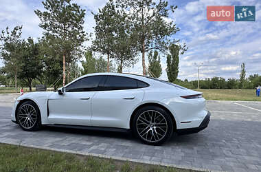 Седан Porsche Taycan 2021 в 