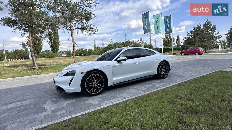 Седан Porsche Taycan 2021 в Києві